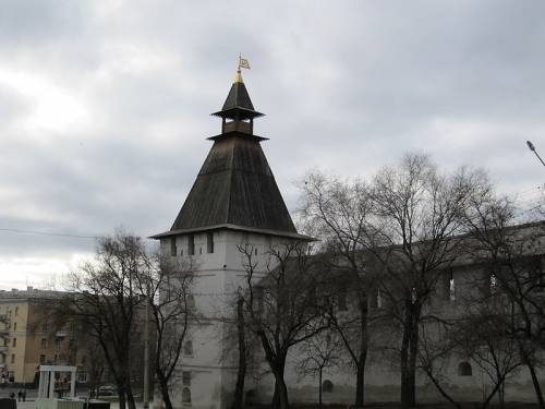 Отличие и сходство московского кремля от астраханского ?